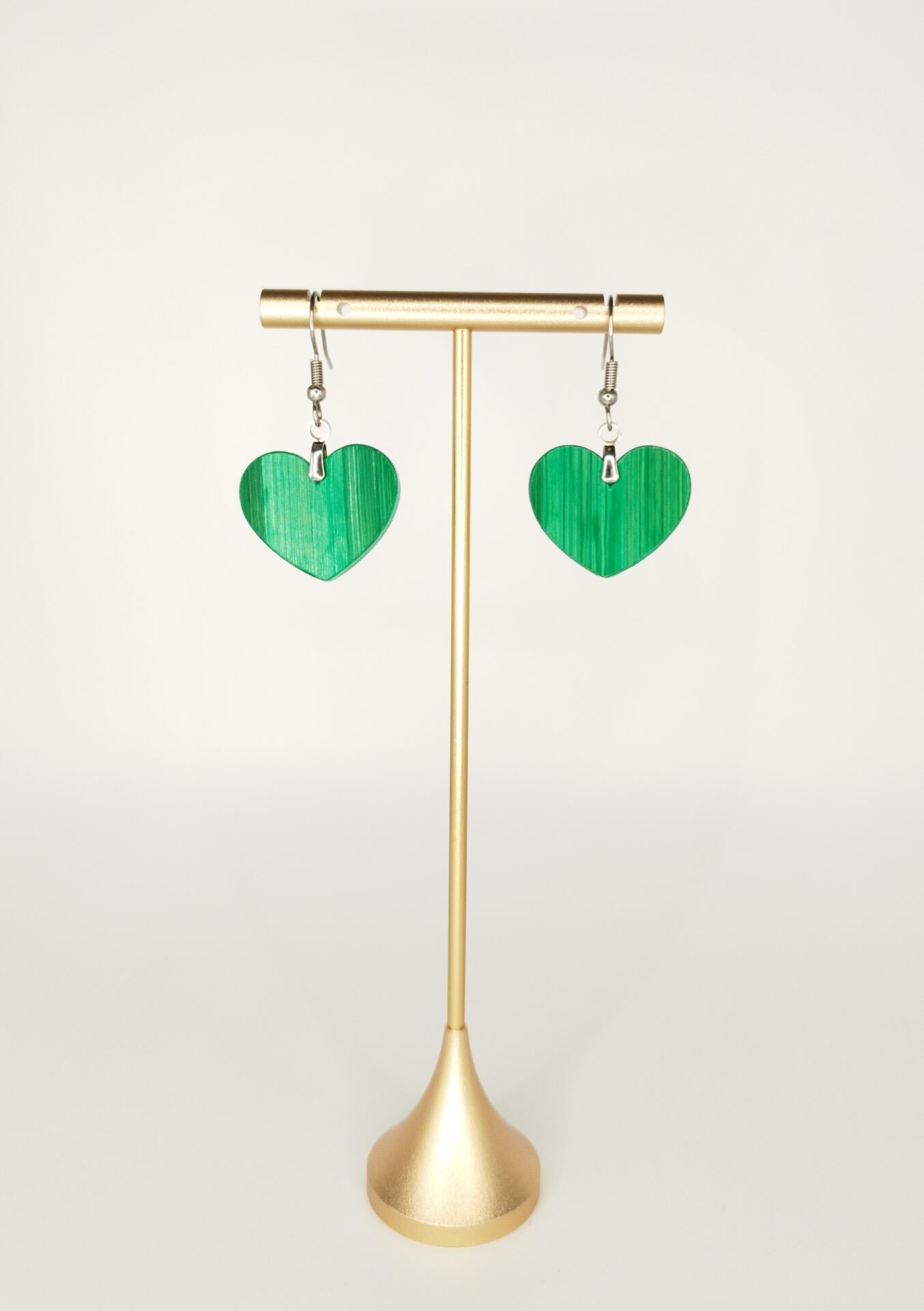 Boucles d'oreilles en bois et paille, forme cœur, paille vert menthe – bijou artisanal fait main dans l'atelier Retro Nova à Molsheim