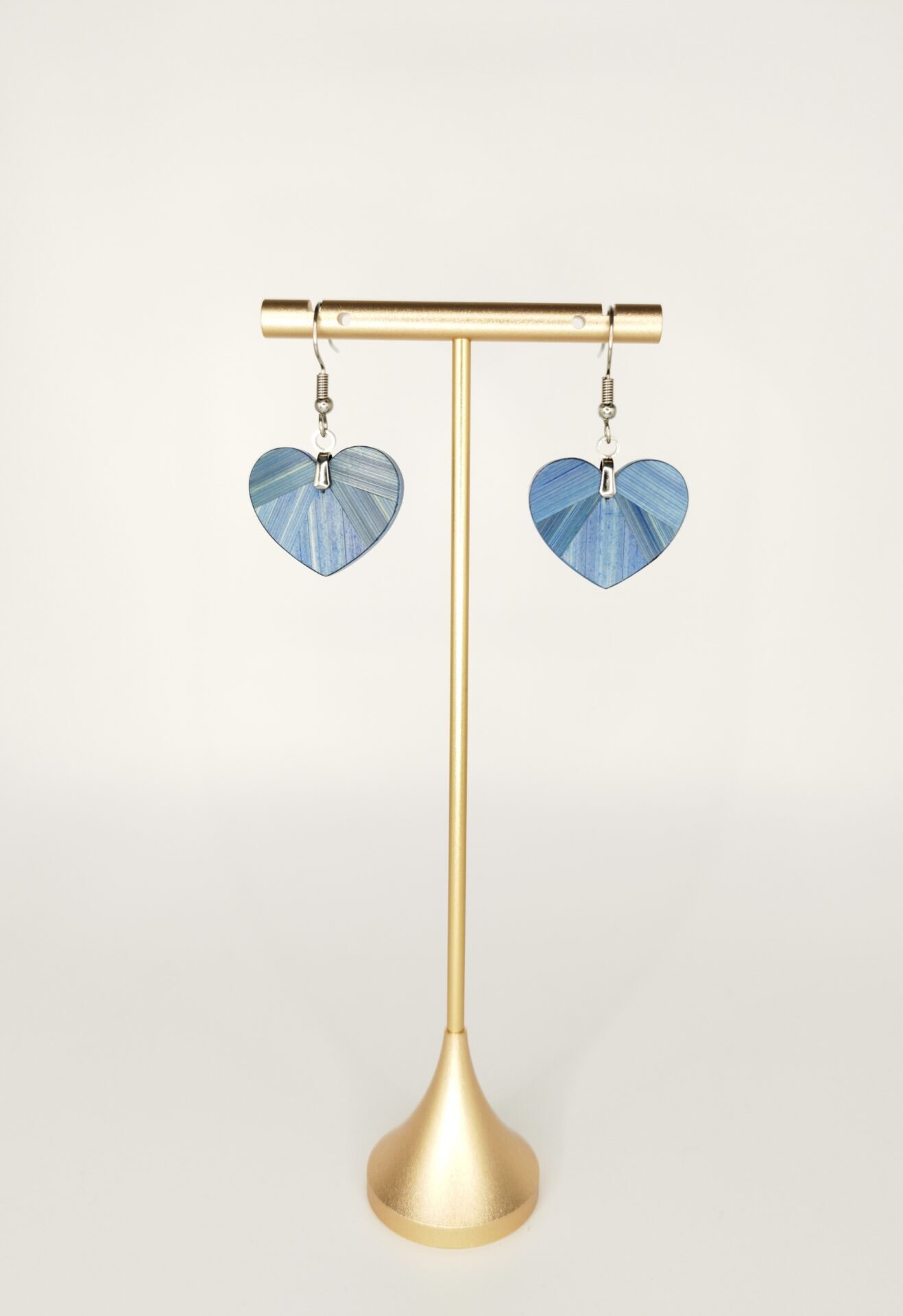 Boucles d'oreilles en bois et paille, forme cœur, paille bleu abyssal – bijou artisanal fait main dans l'atelier Retro Nova à Molsheim