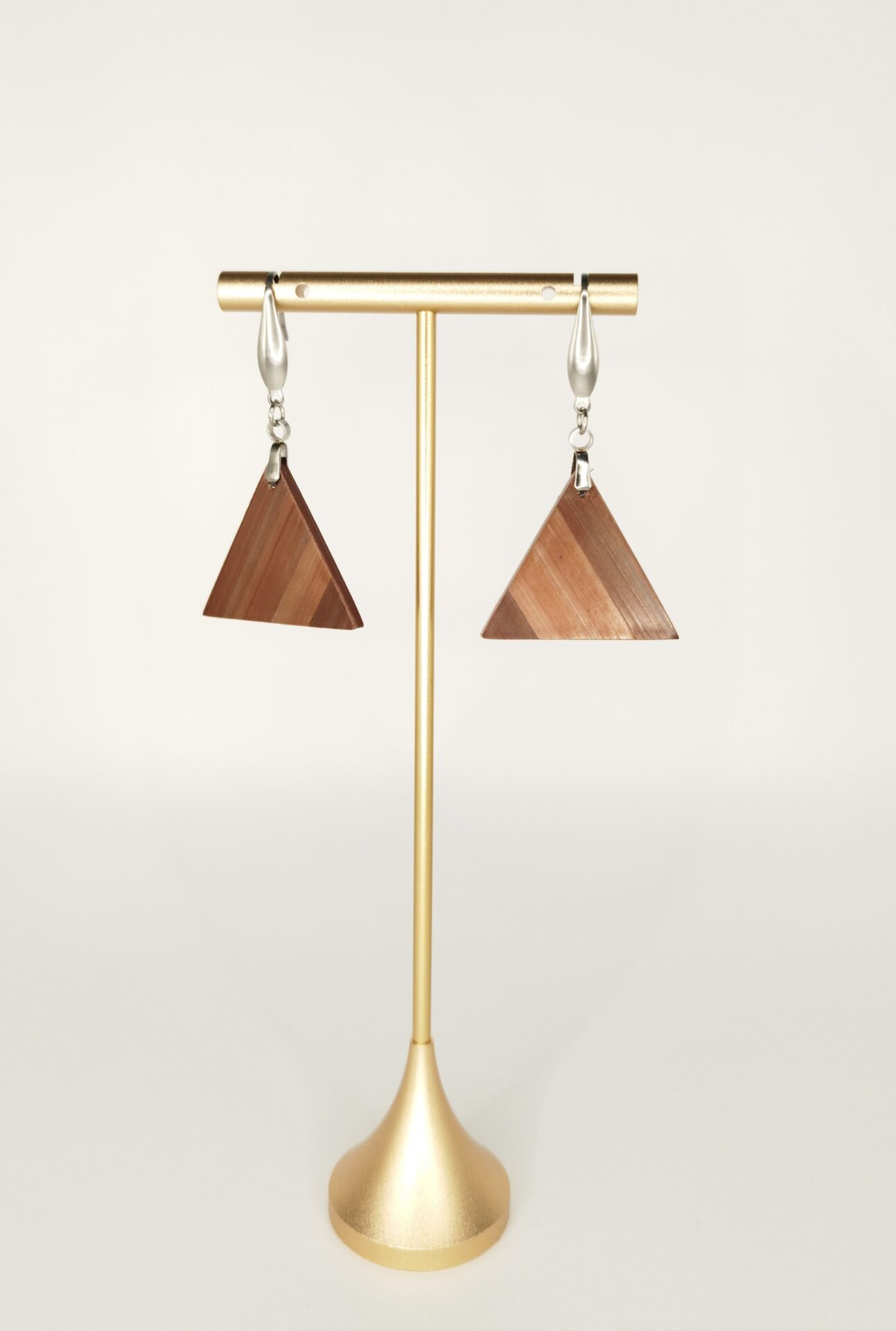 Boucles d'oreilles en bois et paille, forme triangle, paille auburn embrasé – bijou artisanal fait main dans l'atelier Retro Nova à Molsheim