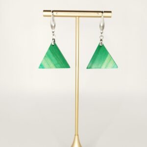 Boucles d'oreilles en bois et paille, forme triangle, paille vert menthe – bijou artisanal fait main dans l'atelier Retro Nova à Molsheim