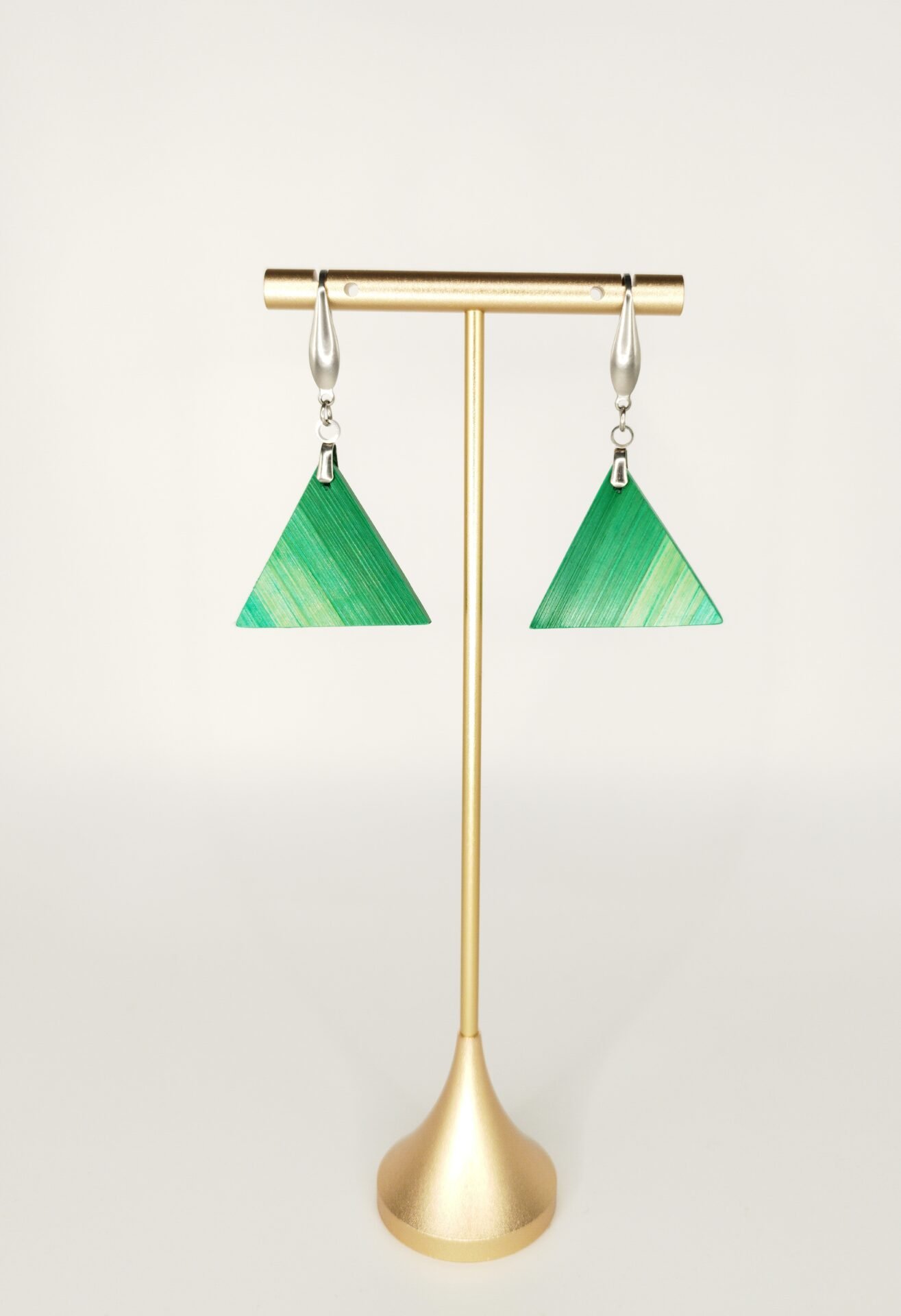 Boucles d'oreilles en bois et paille, forme triangle, paille vert menthe – bijou artisanal fait main dans l'atelier Retro Nova à Molsheim