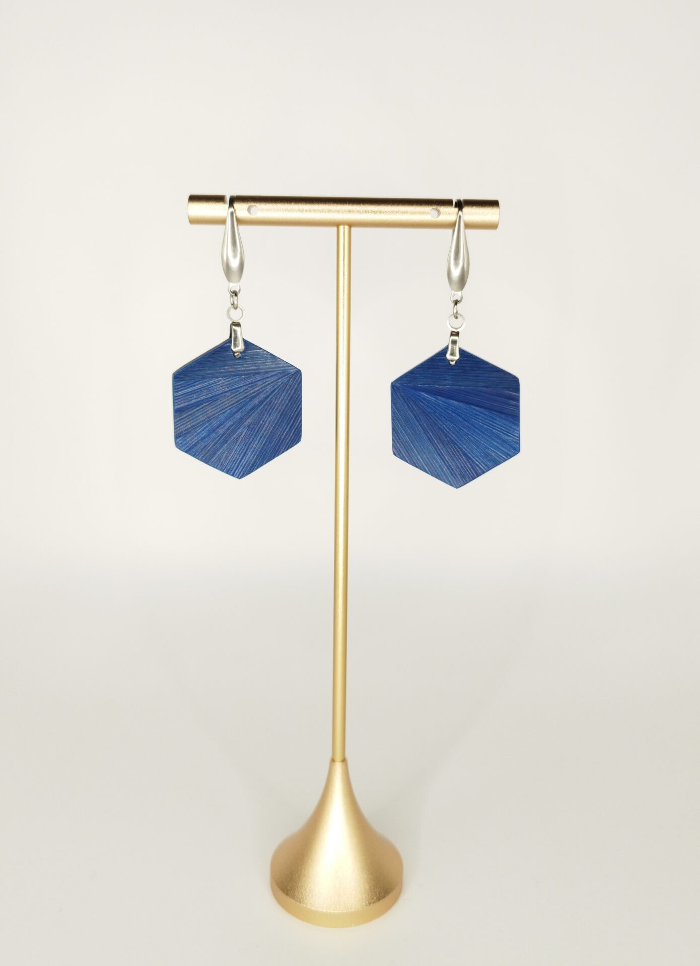 Boucles d'oreilles en bois et paille, forme hexagone, paille bleu seaport – bijou artisanal fait main dans l'atelier Retro Nova à Molsheim en Alsace