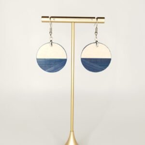 Boucles d'oreilles en bois et paille, forme ronde, paille bleu seaport – bijou artisanal fait main dans l'atelier Retro Nova à Molsheim