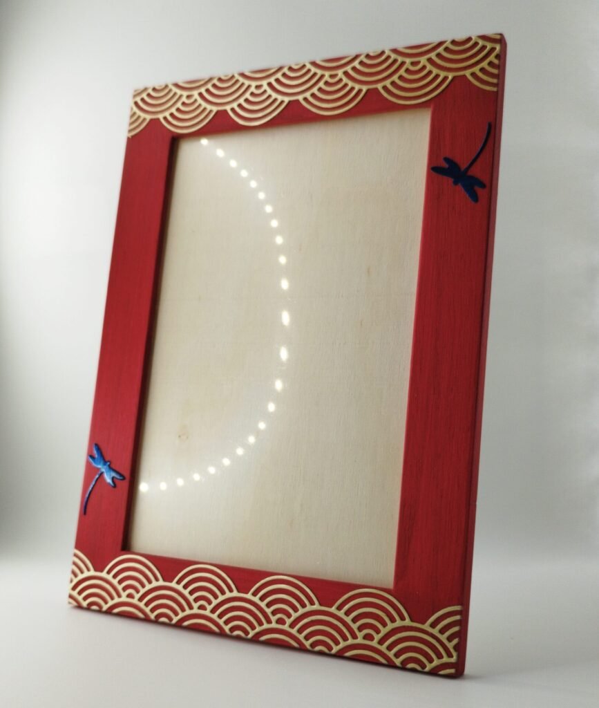 Cadre photo en bois et acrylique avec marqueterie de paille, acrylique rouge – création artisanale Retro Nova, à Molsheim, en Alsace