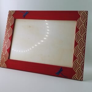 Cadre photo en bois et acrylique avec marqueterie de paille, acrylique rouge – création artisanale Retro Nova, à Molsheim