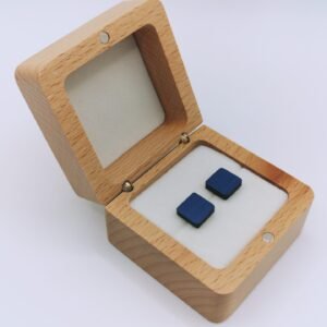 Boutons d'oreilles en bois et paille, forme carré, paille bleu seaport – bijou artisanal fait main à Molsheim en Alsace