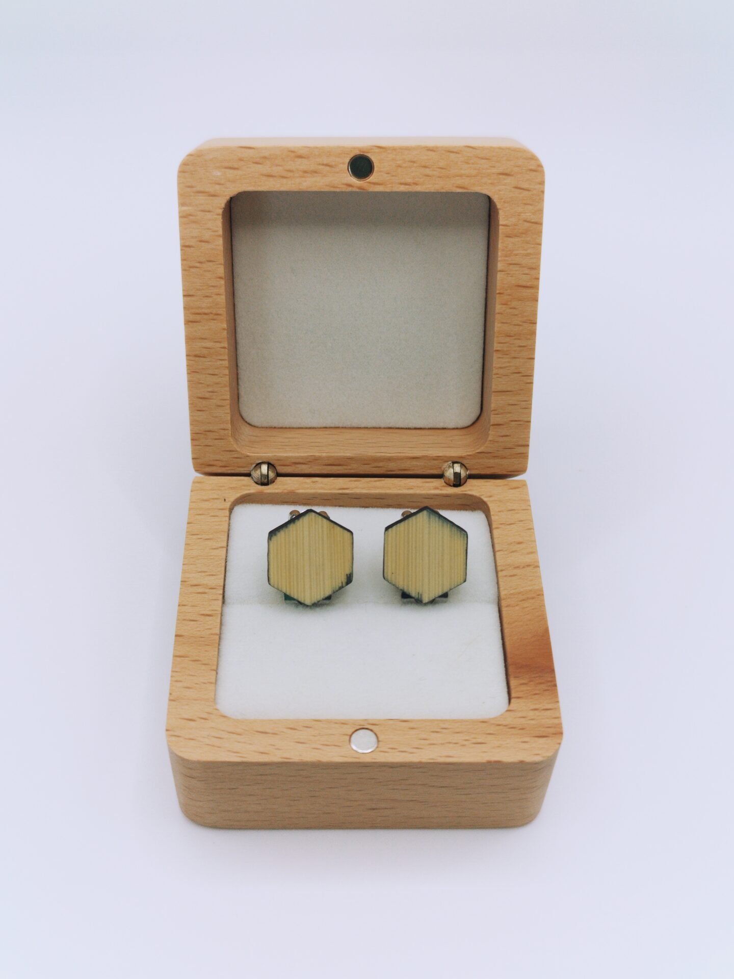 Clips d'oreilles en bois et paille, forme hexagone, paille naturelle – bijou artisanal fait main artisanat alsacien