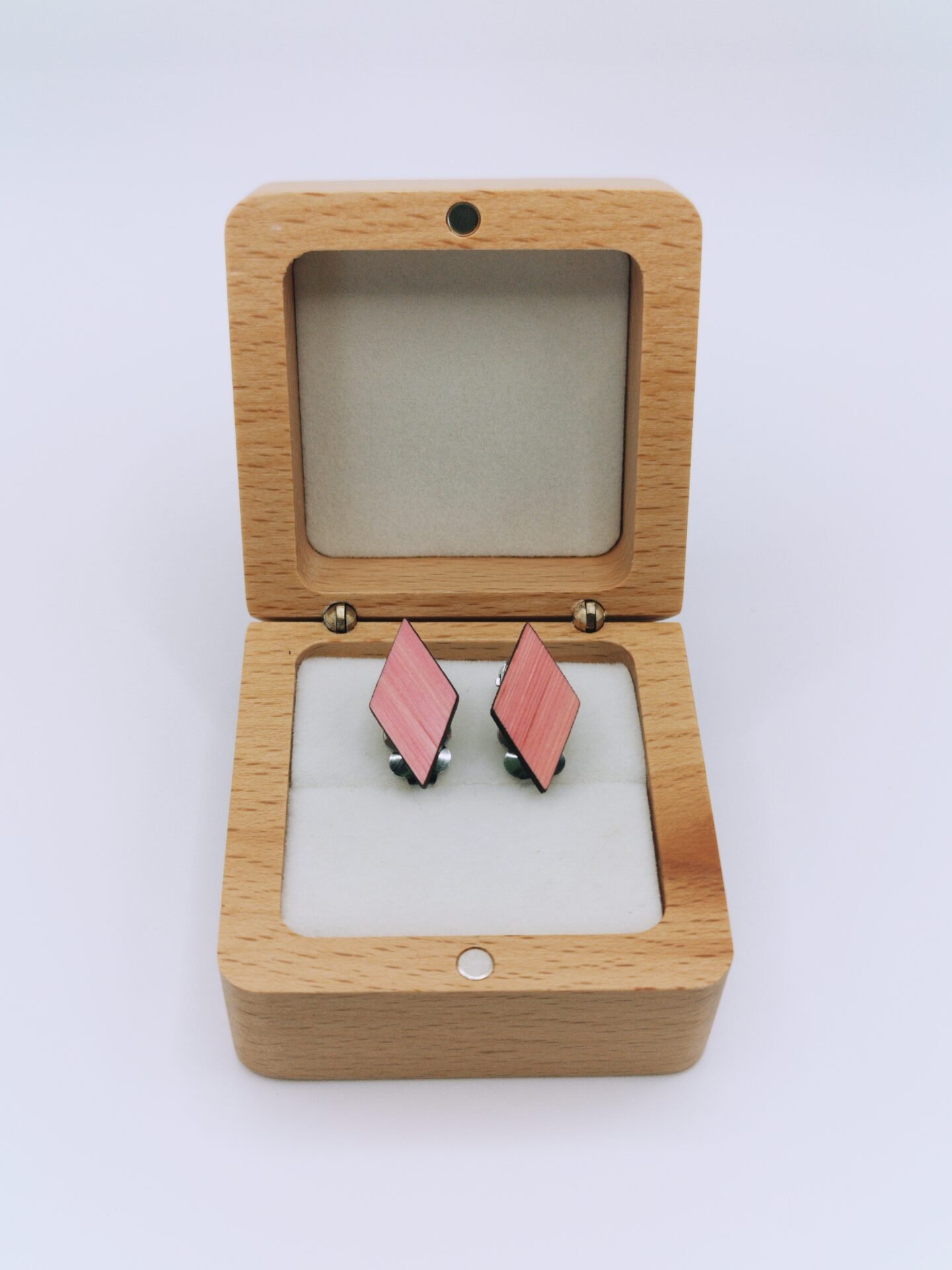 Clips d'oreilles en bois et paille, forme losange, paille rose – bijou artisanal fait main dans l'atelier Retro Nova en Alsace