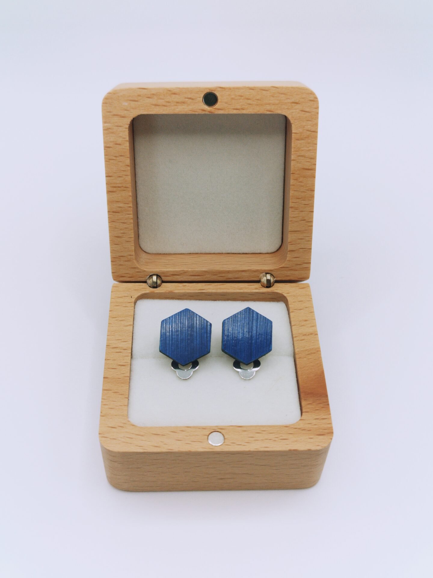 Clips d'oreilles en bois et paille, forme hexagone, paille bleu seaport – bijou artisanal fait main en Alsace