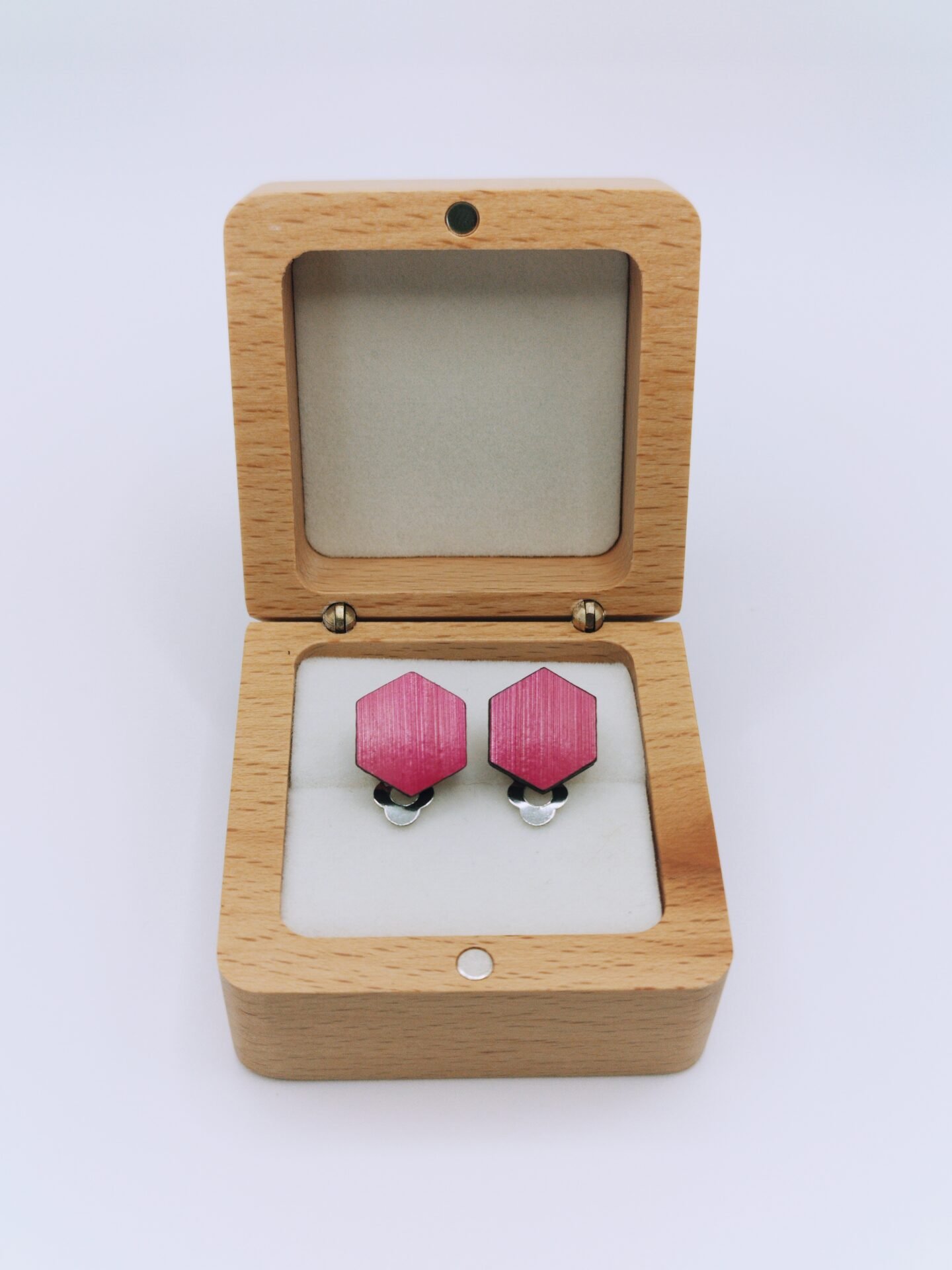 Clips d'oreilles en bois et paille, forme hexagone, paille framboise – bijou artisanal fait main à Molsheim, en Alsace