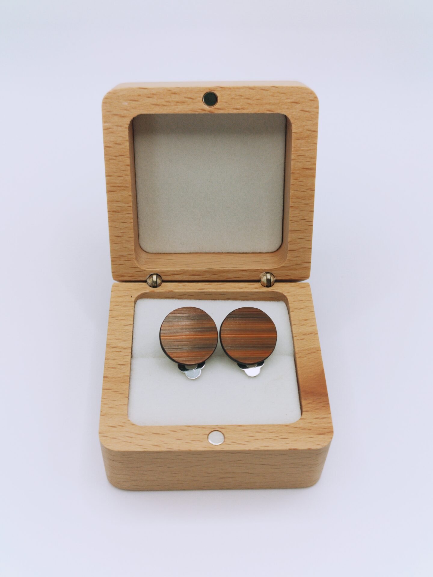 Clips d'oreilles en bois et paille, forme rond, paille auburn – bijou artisanal fait main à Molsheim