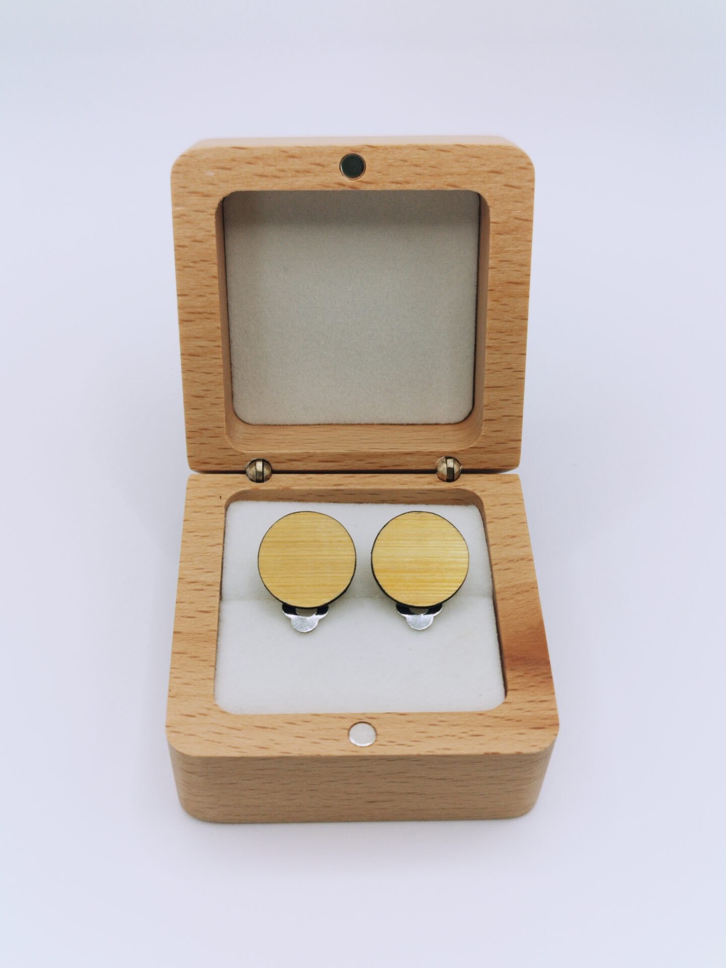 Clips d'oreilles en bois et paille, forme rond, paille jaune or acier – bijou artisanal fait main artisanat alsacien