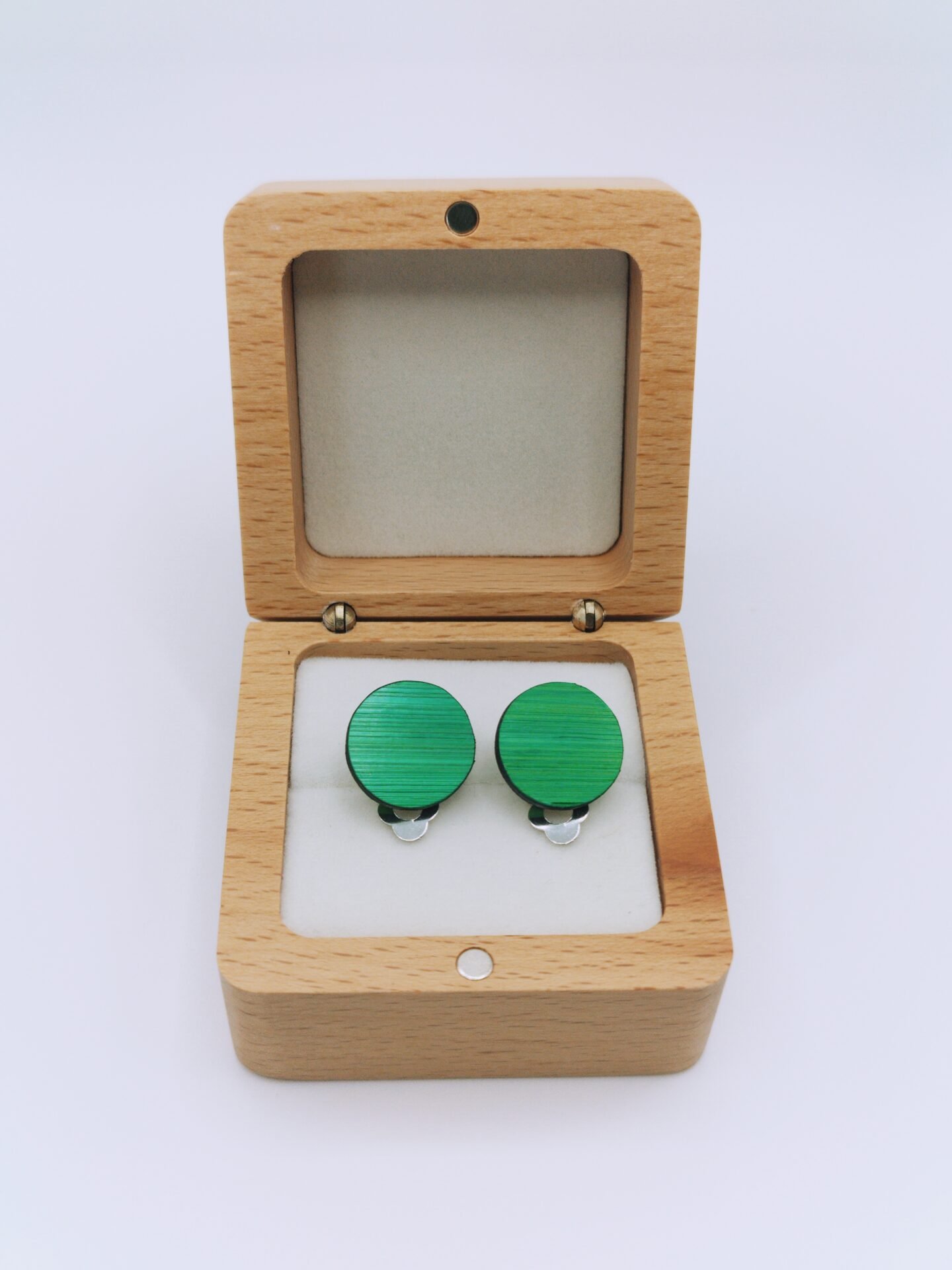 Clips d'oreilles en bois et paille, forme rond, paille vert menthe – bijou artisanal fait main dans l'atelier Retro Nova en Alsace