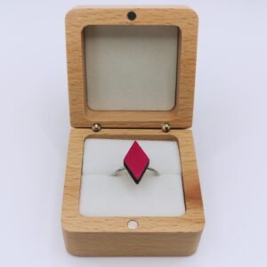 Bague en bois et paille, forme losange, paille de seigle framboise – bijou artisanal fait main à Molsheim, en Alsace