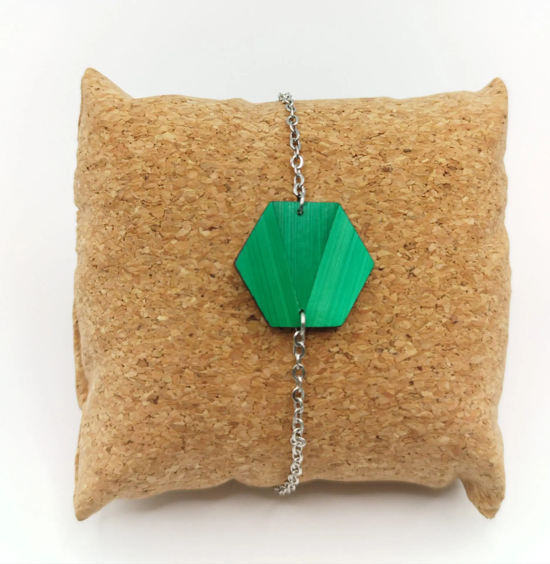 Bracelet en bois et paille, forme hexagone marqueterie de paille vert menthe – bijou artisanal fait main dans l'atelier Retro Nova en Alsace