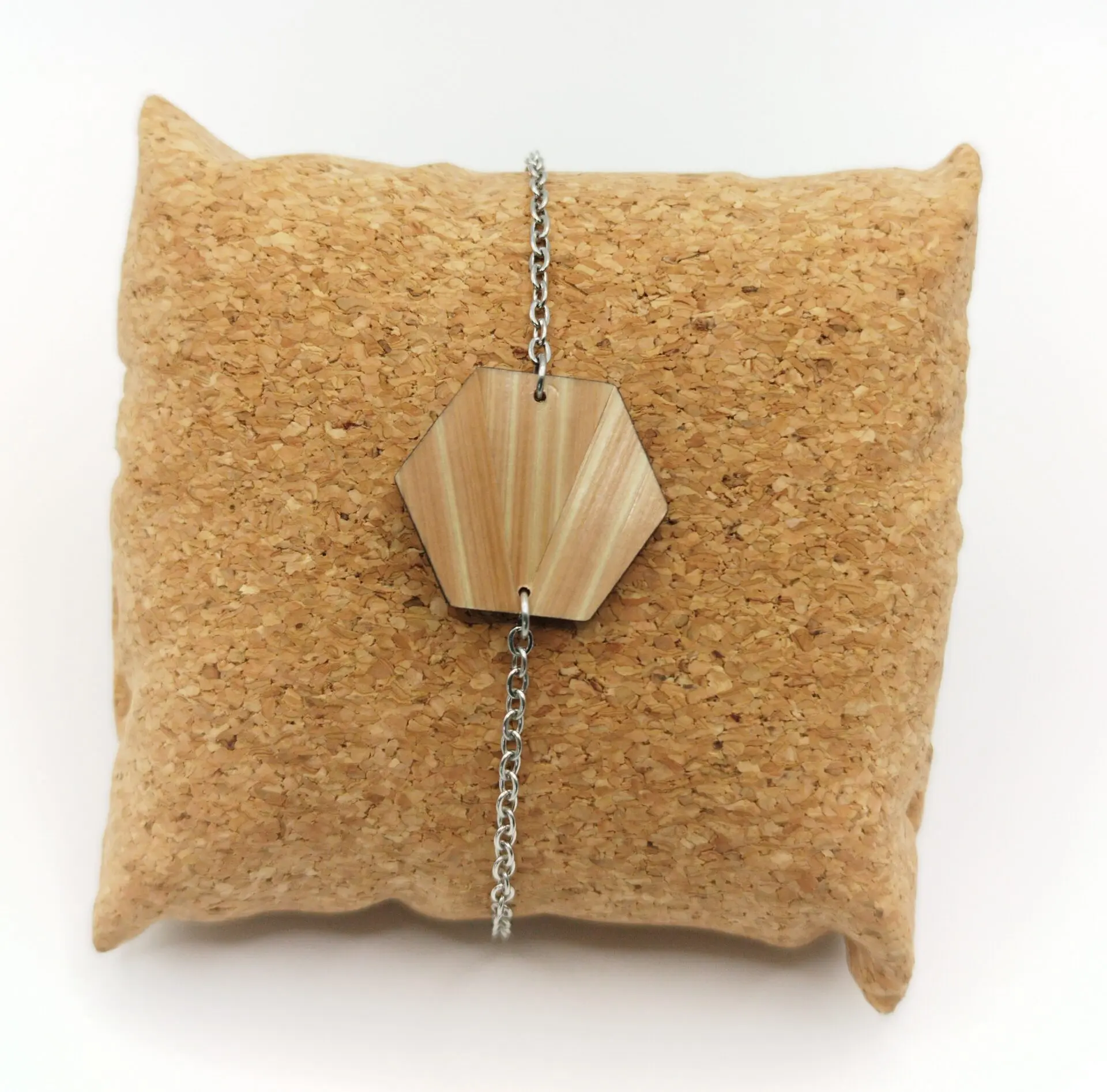 Bracelet en bois et paille, forme hexagone marqueterie de paille blé ancien – bijou artisanal fait main dans l'atelier Retro Nova en Alsace