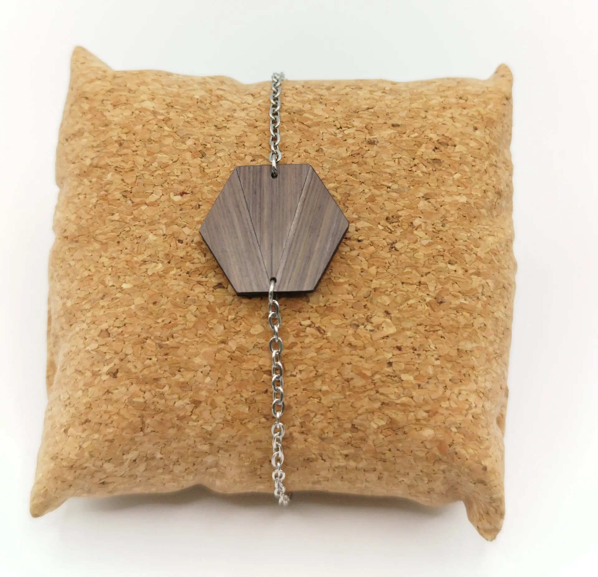 Bracelet en bois et paille, forme hexagone marqueterie de paille brun d'ébène – bijou artisanal fait main dans l'atelier Retro Nova en Alsace