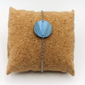 Bracelet en bois et paille, forme ronde marqueterie de paille bleu abyssal – bijou artisanal fait main en Alsace