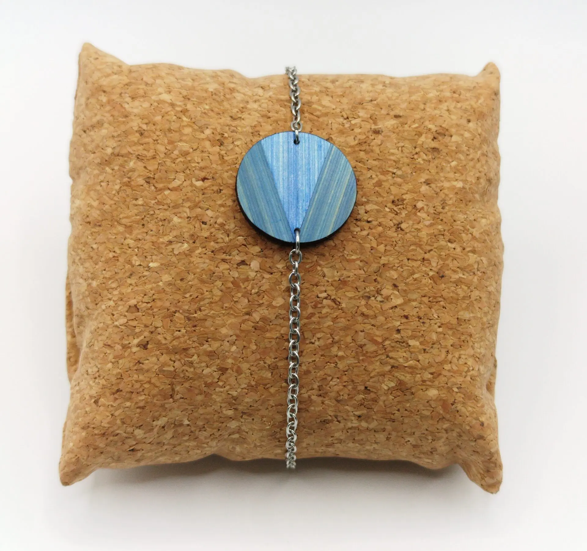 Bracelet en bois et paille, forme ronde marqueterie de paille bleu abyssal – bijou artisanal fait main en Alsace