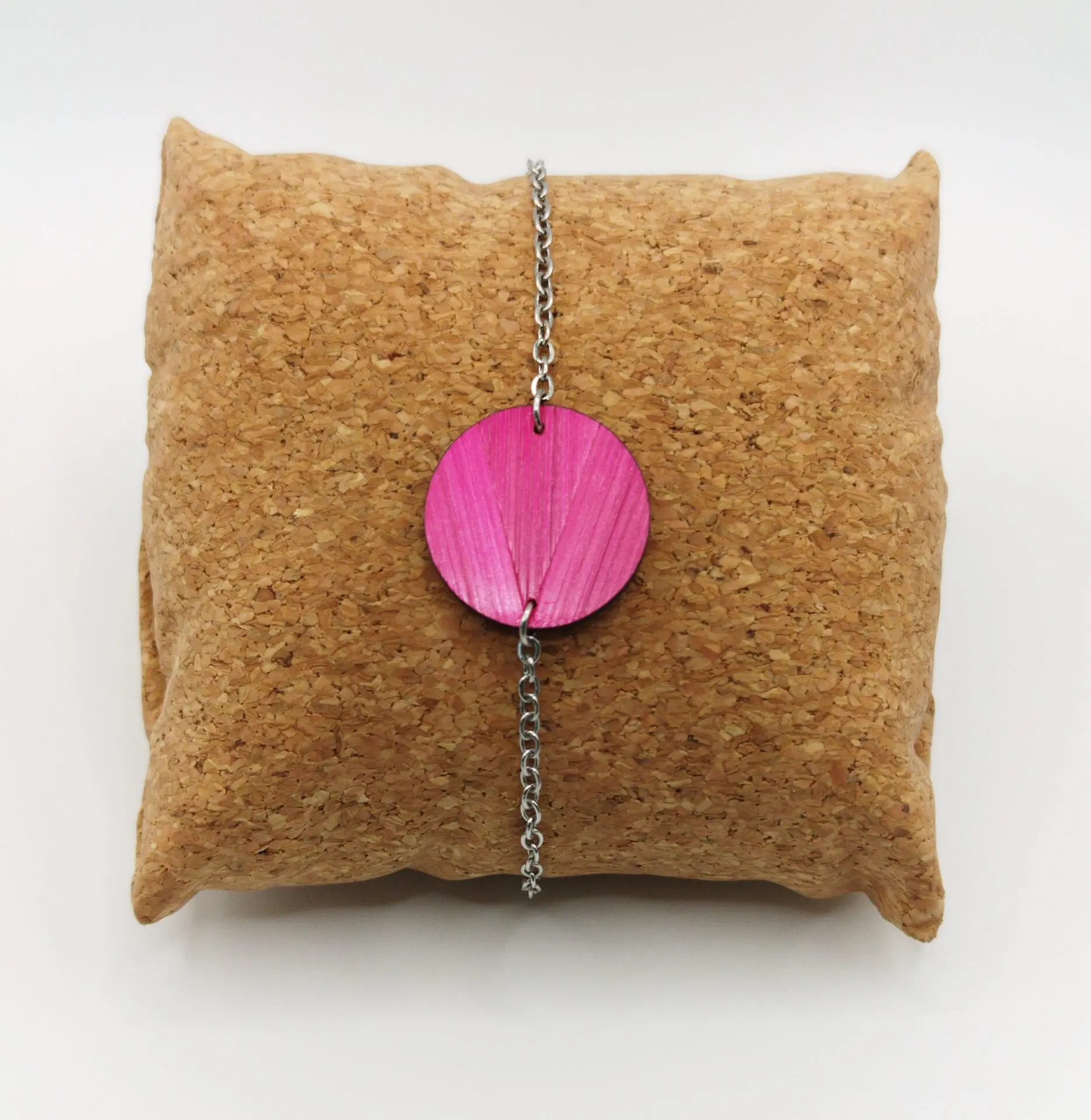 Bracelet en bois et paille, forme ronde marqueterie de paille framboise – bijou artisanal fait main en Alsace
