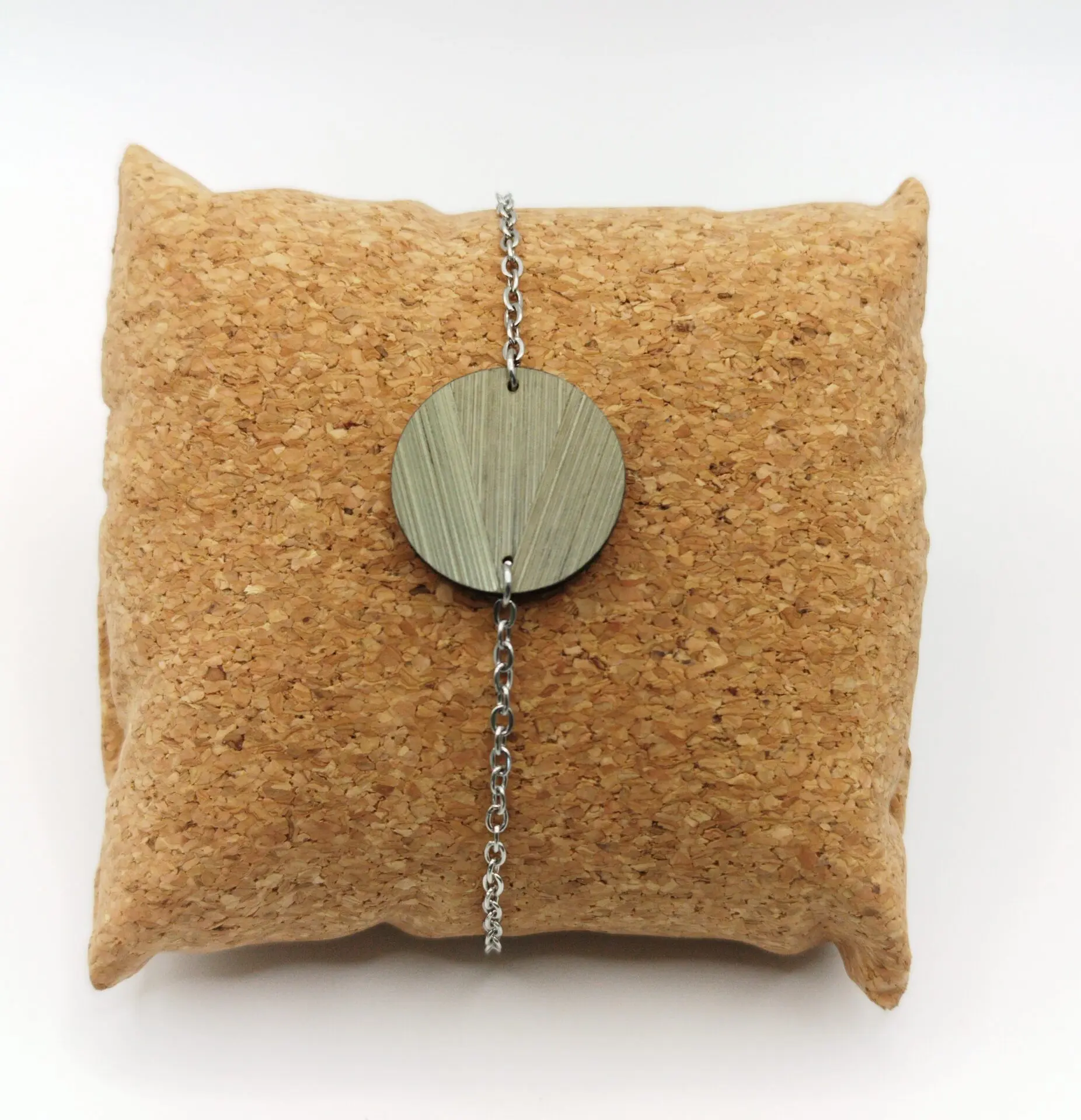 Bracelet en bois et paille, forme ronde marqueterie de paille sauge – bijou artisanal fait main en Alsace
