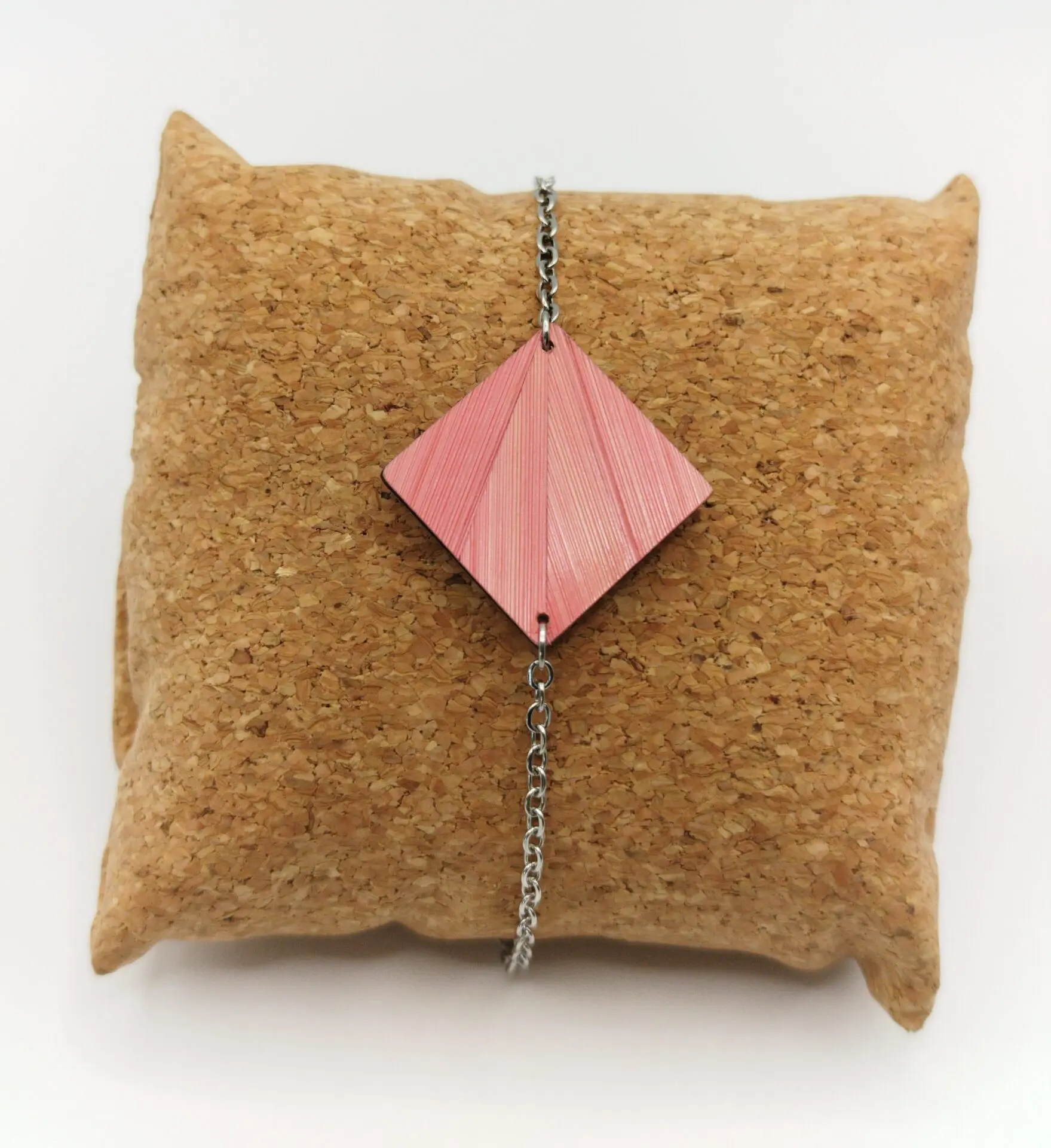 Bracelet en bois et paille, forme losange marqueterie de paille rose – bijou artisanal fait main à Molsheim