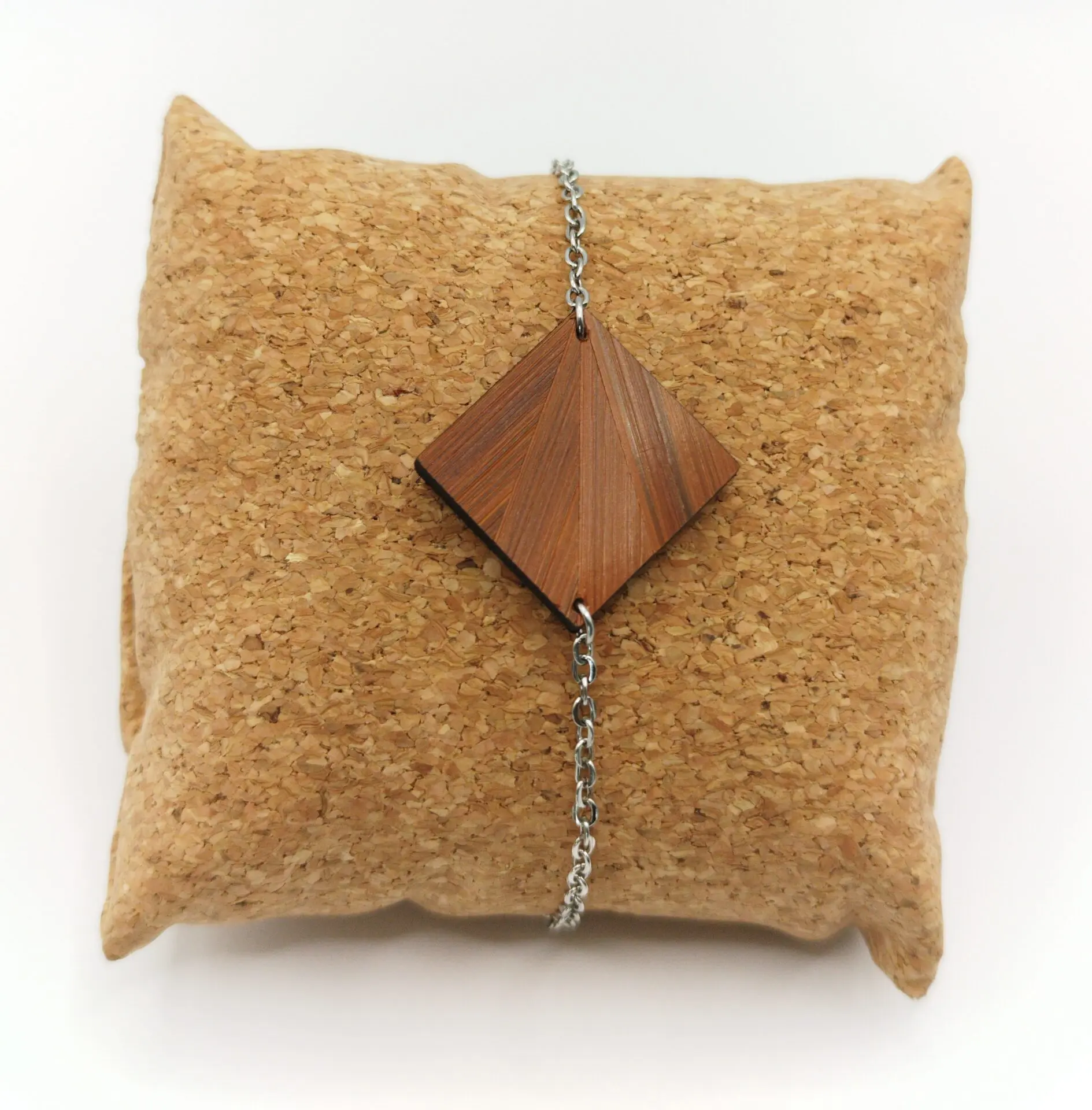Bracelet en bois et paille, forme losange marqueterie de paille auburn – bijou artisanal fait main à Molsheim
