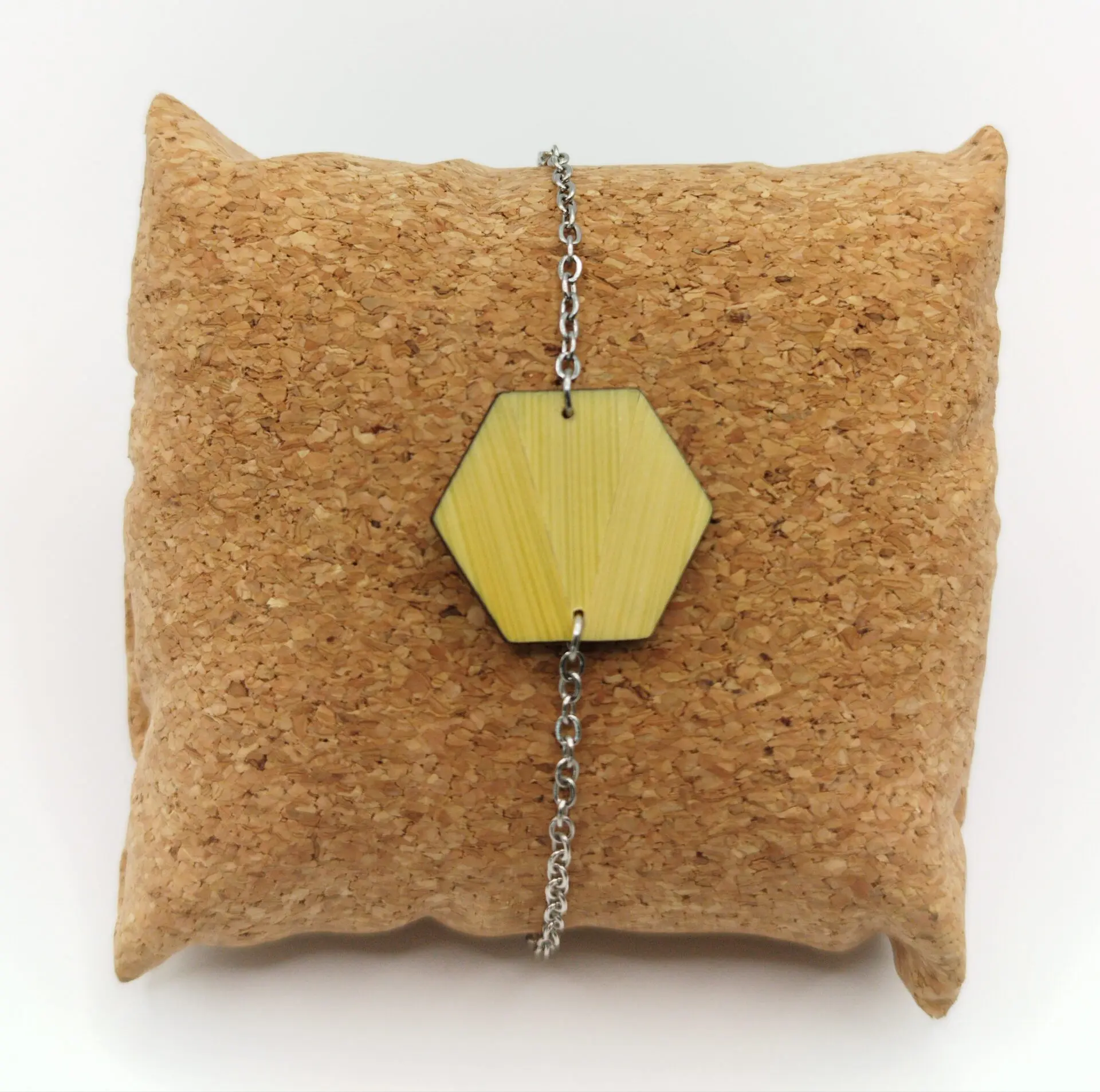 Bracelet en bois et paille, forme hexagone, paille jaune acier – bijou artisanal fait main artisanat alsacien