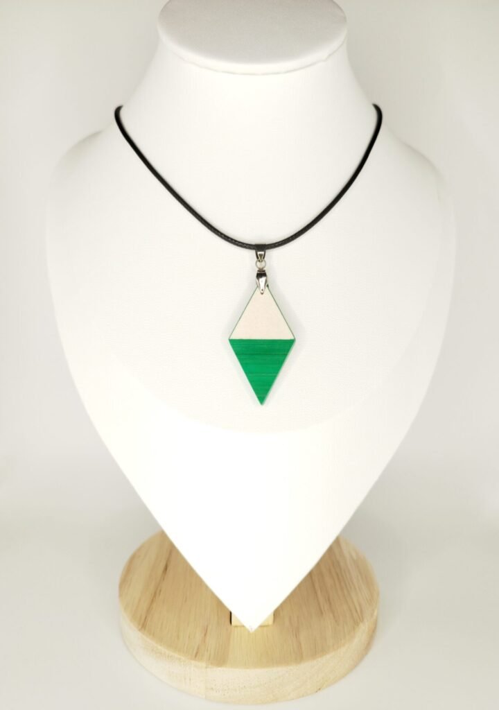 Collier érable en bois et paille, forme losange, paille vert – bijou artisanal fait main dans l'atelier Retro Nova en Alsace
