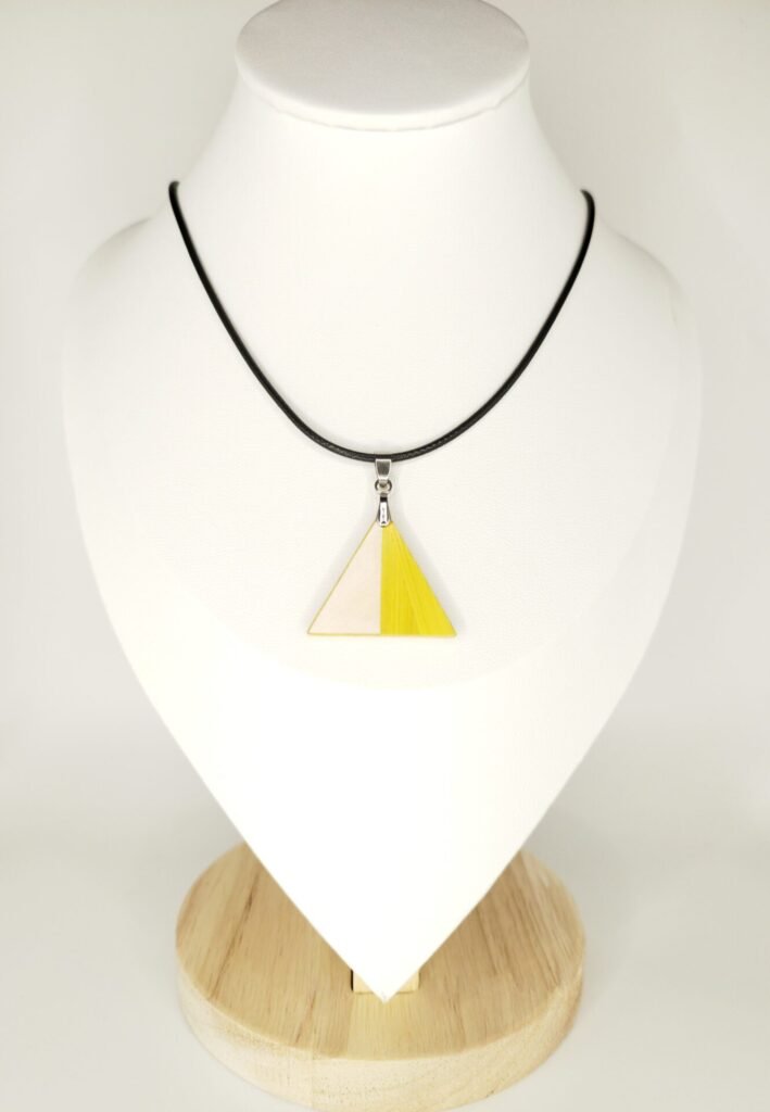 Collier érable en bois et paille, forme triangle, paille jaune – bijou artisanal fait main à Molsheim, en Alsace