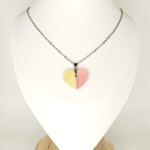 Collier en bois et paille, forme coeur, paille – bijou artisanal fait main dans l'atelier Retro Nova en Alsace
