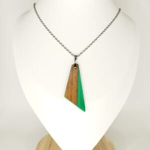Collier tropical olivier en bois et paille, forme géo, vert – bijou artisanal fait main à Molsheim, en Alsace