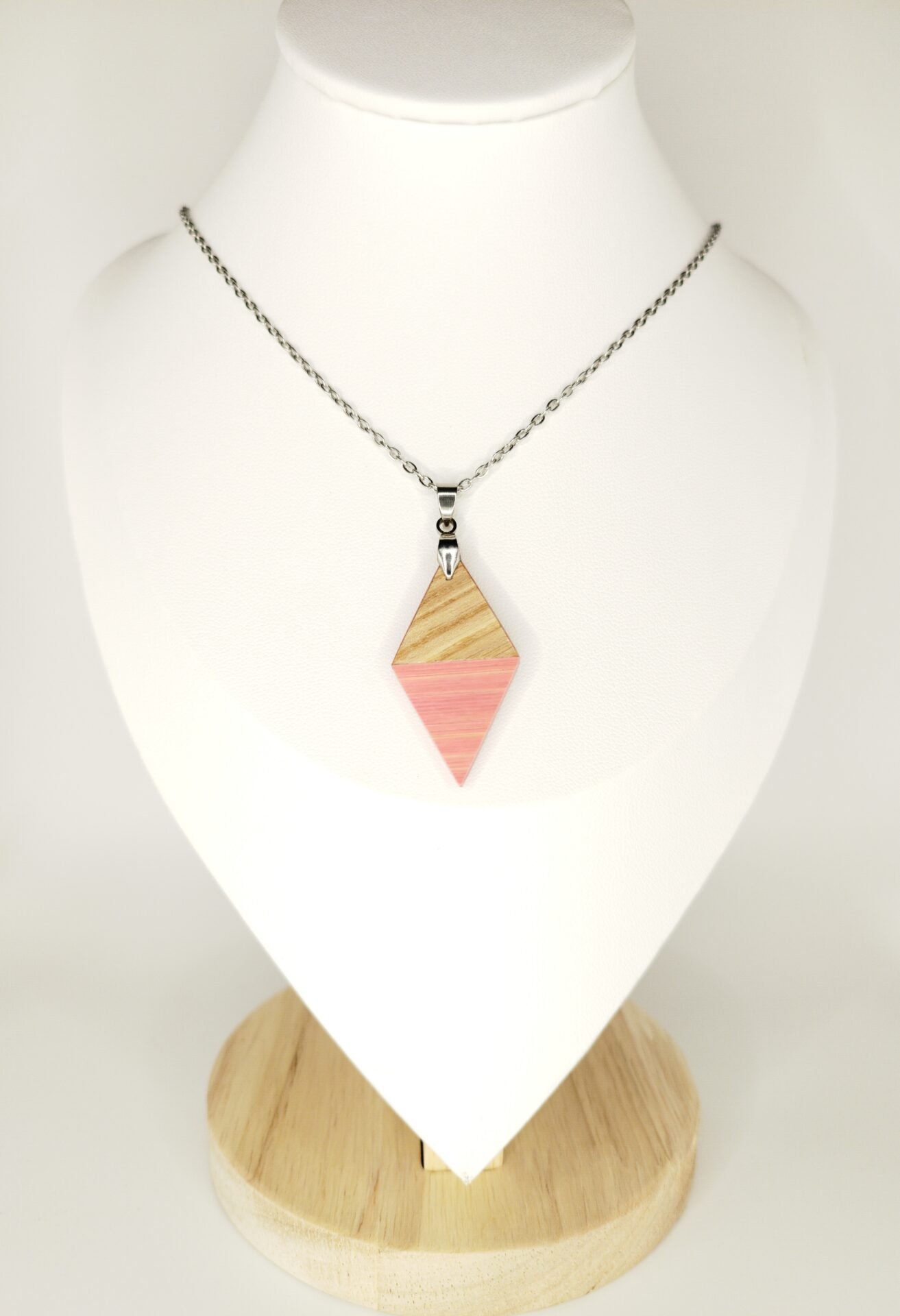 Collier chêne en bois et paille, forme losange, paille rose – bijou artisanal fait main à Molsheim, en Alsace