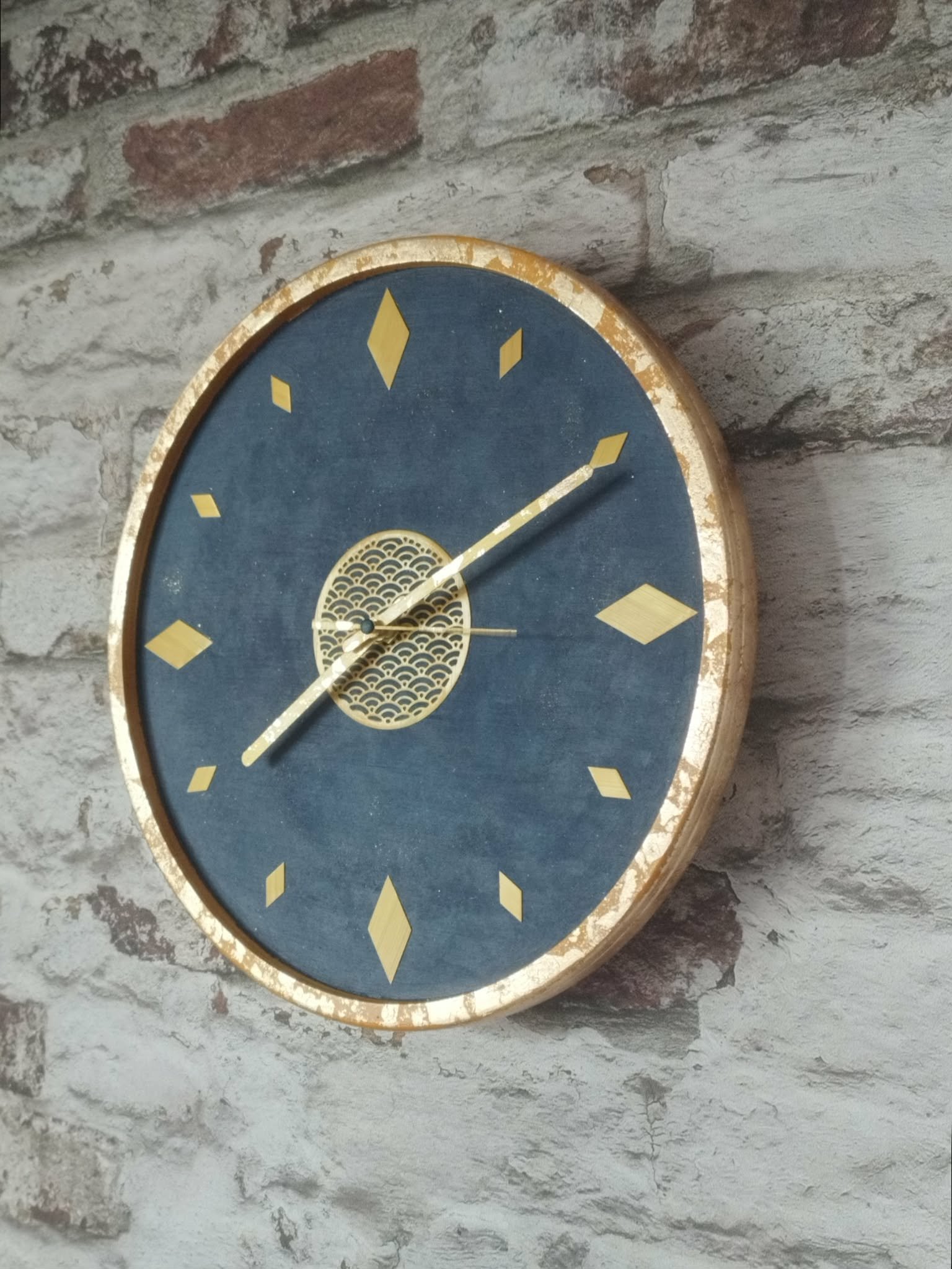Horloge en bois avec paille de seigle, acrylique Bleu nuit – création artisanale Retro Nova, en Alsace