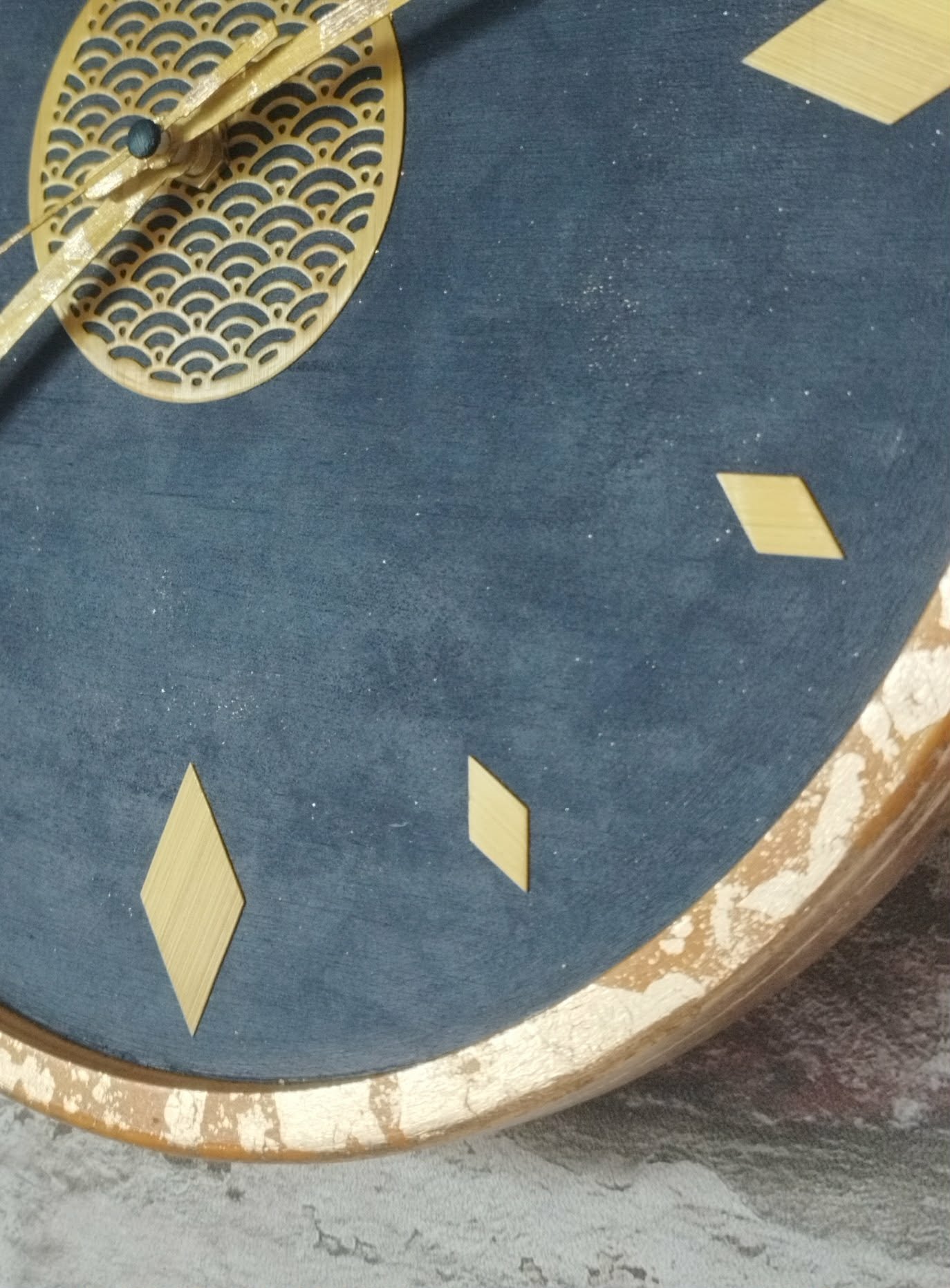 Horloge en bois et acrylique avec marqueterie de paille, acrylique Bleu nuit – création artisanale Retro Nova, en Alsace