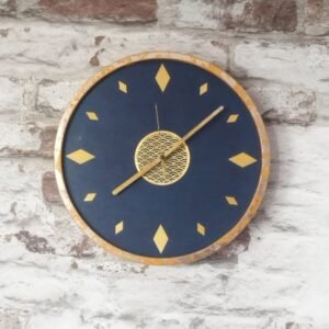 Horloge en bois et acrylique avec marqueterie de paille, acrylique Bleu nuit , imitation feuille d'or– création artisanale Retro Nova à Molsheim