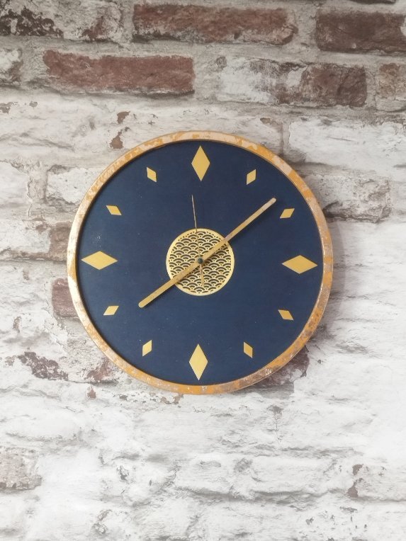 Horloge en bois et acrylique avec marqueterie de paille, acrylique Bleu nuit , imitation feuille d'or– création artisanale Retro Nova à Molsheim