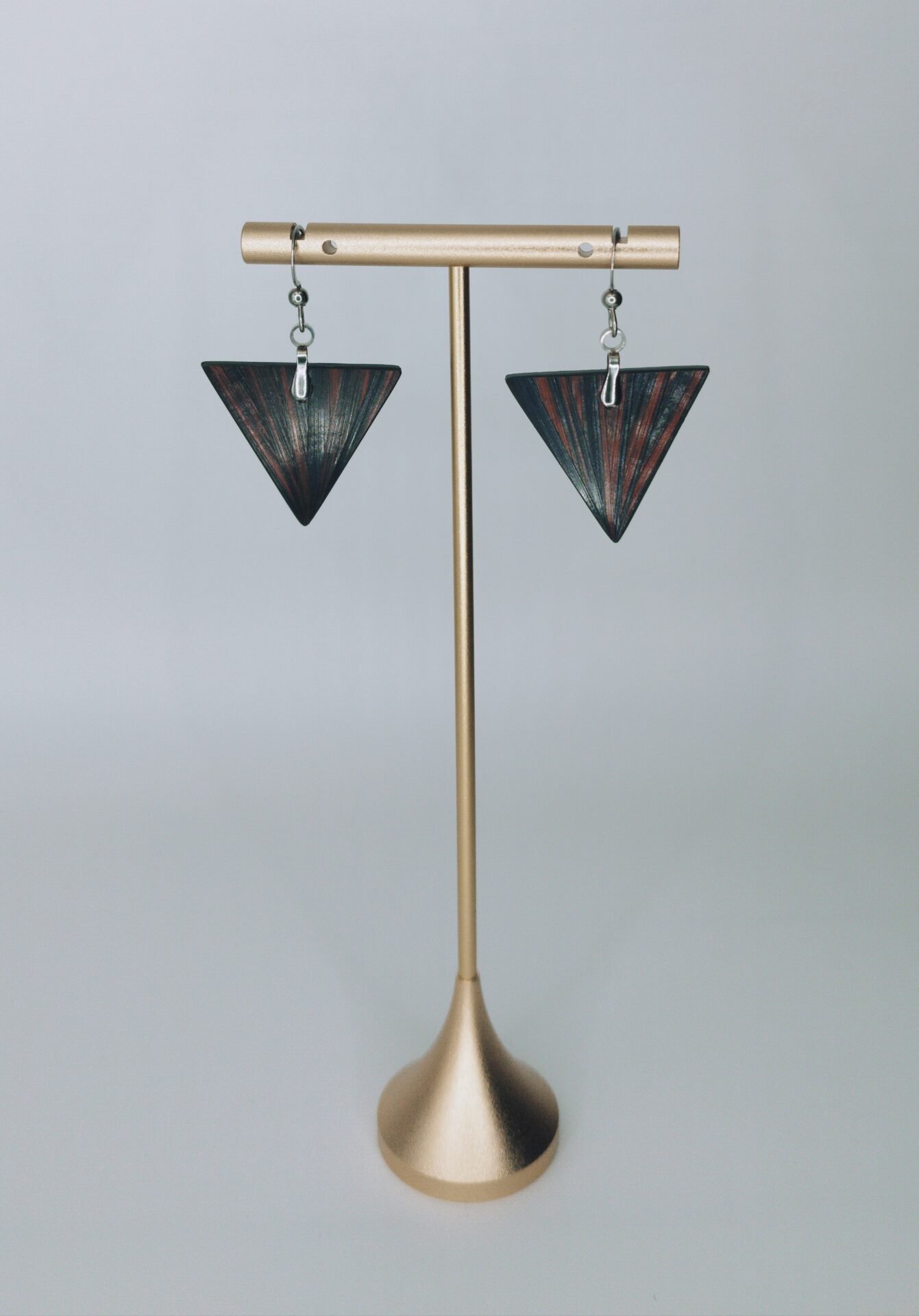 Boucles d'oreilles en paille noir , forme triangle, paille naturelle – bijou artisanal fait main dans l'atelier Retro Nova en Alsace