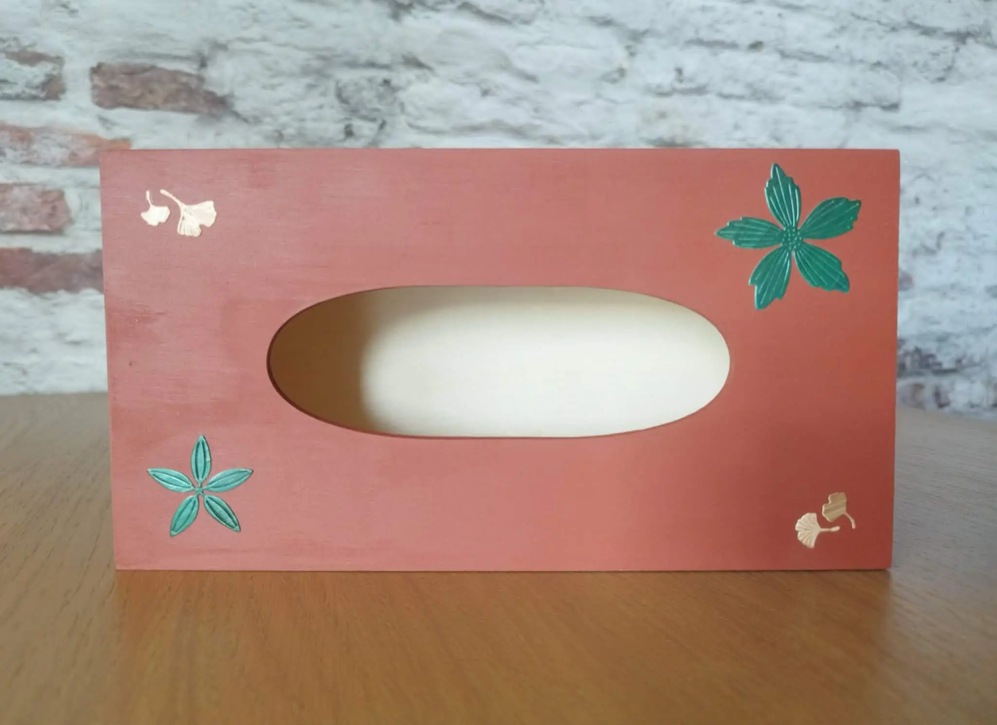 Boîte à mouchoirs en bois et acrylique avec marqueterie de paille, acrylique terracotta – création artisanale Retro Nova, en Alsace