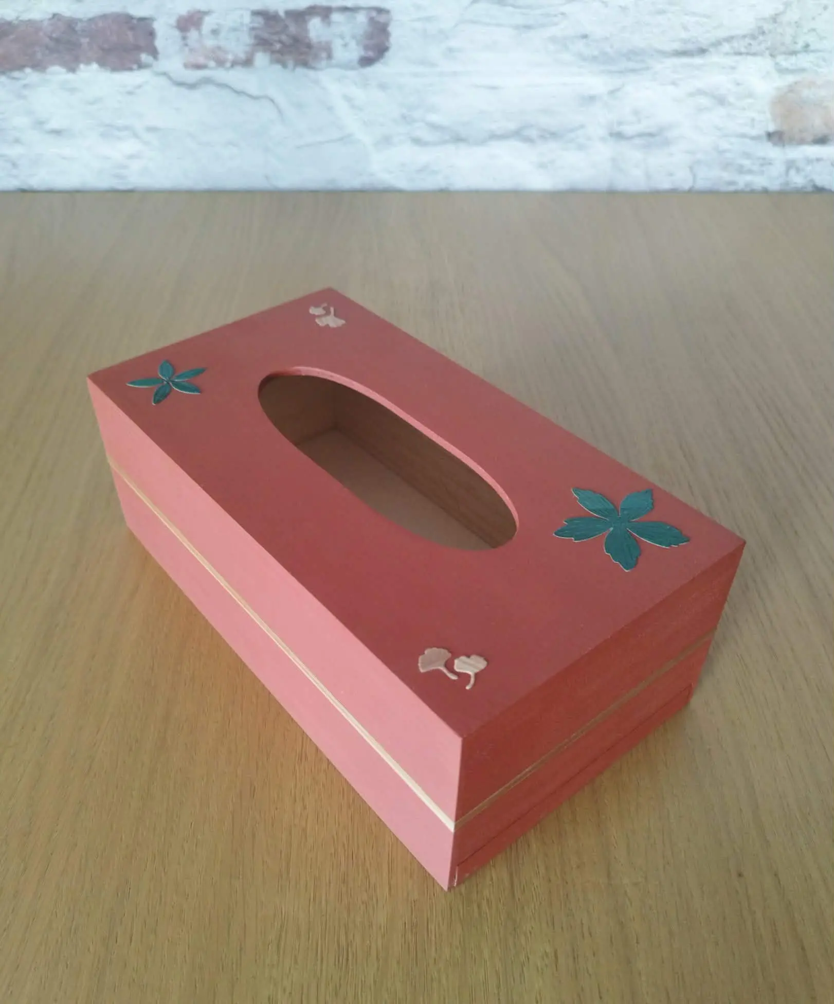 Boîte à mouchoirs en bois et acrylique avec paille de seigle, acrylique terracotta – création artisanale Retro Nova, en Alsace