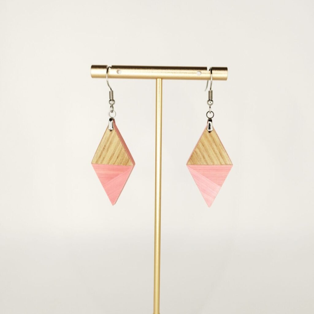Boucles d'oreilles en bois et paille, forme losange, paille rose – bijou artisanal fait main dans l'atelier Retro Nova en Alsace